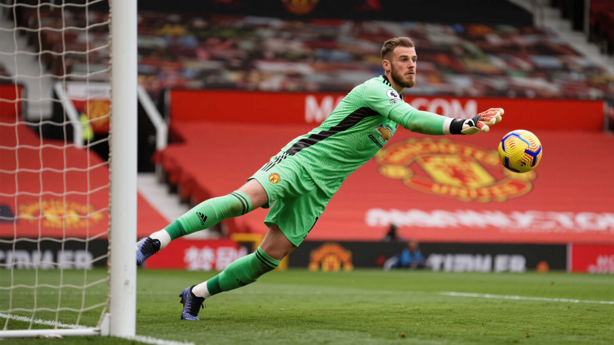 今年夏窗结束后，作为顶级门将加盟 “梦剧场” 曼联